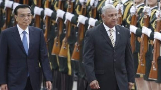Με σανδάλια και φούστα ο πρωθυπουργός των Φίτζι στην Κίνα (ΦΩΤΟ)