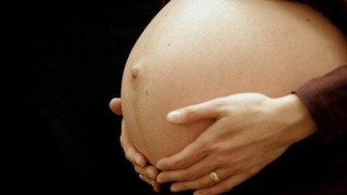 Θεσσαλονίκη: Χειροπέδες σε 26χρονο που εξέδιδε την έγκυο φίλη του