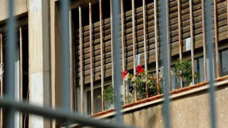 Φοίτηση με «βραχιολάκι» για τους κρατούμενους