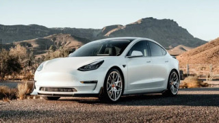 ΗΠΑ: Γυναίκα γέννησε σε Tesla με... οδηγό τον αυτόματο πιλότο