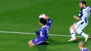 Ποντίκης: «Σαφώς και είναι πέναλτι του Βούρου με βάση τον κανονισμό»