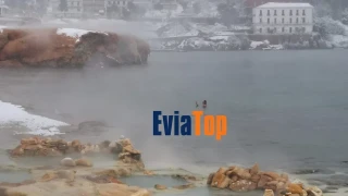 Άνδρας βούτηξε στη θάλασσα στην Εύβοια ενώ όλα γύρω του είναι χιονισμένα!