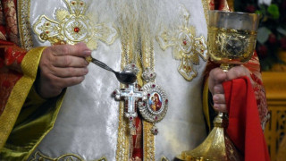 Ο απίστευτος λόγος που πέταξαν γυναίκα έξω από εκκλησία σε μνημόσυνο