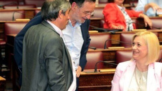 «Όχι» θα ψηφίσουν απόψε Μακρή, Πετράκος και Κοδέλας 