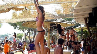 Το υπουργείο Οικονομικών απαγορεύει τα beach party και τη δυνατή μουσική