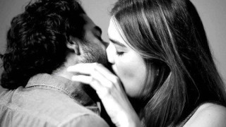 Το φιλί ξεπερνά το κάπνισμα σε επικινδυνότητα για καρκίνο εγκεφάλου & φάρυγγα