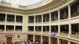 Εκτός νομοσχεδίου πρόωρες συντάξεις και φορολόγηση αγροτών