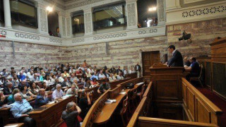 ΣΥΡΙΖΑ: Ενημερώνονται απόψε οι βουλευτές για το δεύτερο πακέτο του μνημονίου