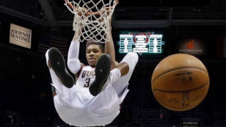 Ο Αντετοκούνμπο καρφώνει με αντίπαλο έναν Κινέζο μαθητή! (vid)