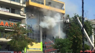ΤΩΡΑ: Φωτιά σε κατάστημα με μουσικά όργανα στην Παπαναστασίου (ΦΩΤΟ)