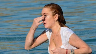 Λίντσεϊ Λόχαν: Βούτηξε στα νερά της Μυκόνου με δαντελένια λευκά εσώρουχα