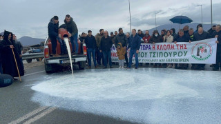 Παραγωγοί από τον Τύρναβο έκλεισαν την Εθνική Οδό Λάρισας – Κοζάνης