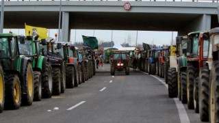 Θεσσαλονίκη: Με τα τρακτέρ στη Χαλάστρα οι αγρότες -Διαμαρτύρονται για τα διόδια