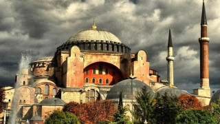 «Βόμβα» Τούρκου θεολόγου: «Το κοράνι δεν δέχεται τη μετατροπή της Αγίας Σοφίας σε τζαμί»