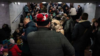 Συγκλονίζουν οι εικόνες Ουκρανών που πέρασαν τη νύχτα σε σταθμούς του Μετρό