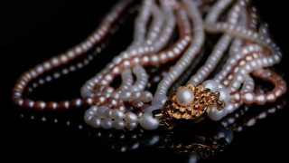 Καλαμαριά: Γυναίκες έκλεβαν κοσμήματα… αγκαλιάζοντας!