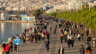 Αδιάφοροι… Απαθείς, στο ίδιο έργο, θεατές!