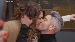 Η Ζαρίφη έκανε pole dancing κι έδωσε καυτό φιλί στον Θεοχάρη Ιωαννίδη κι έριξε πόρτα στον Λιάγκα!