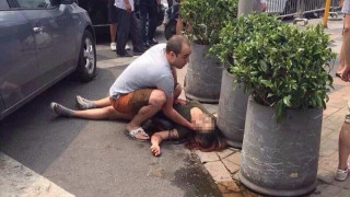 Την πετσόκοψε με σπαθί μπροστά στα μάτια δεκάδων ανθρώπων! (pic+video)