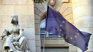 Bloomberg: Yπέρ της ελάφρυνσης του ελληνικού χρέους το 92% των οικονομολόγων 