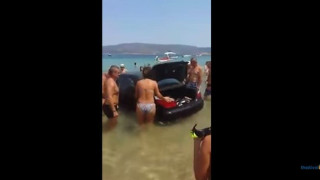 ΑΠΙΣΤΕΥΤΟ: Πάτησε γκάζι αντί για φρένο και έπεσε μέσα στη θάλασσα της Αμουλιανής