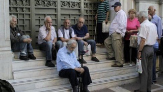 Μειώνεται η κατώτατη σύνταξη