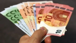 Νωρίτερα οι μισθοί του δημοσίου αλλά όχι για όλους, διευκρινήσεις για τους δήμους