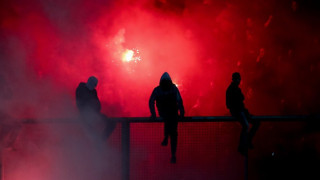 Χάος σε αγώνα 8Χ8 στο Ρέντη: Χούλιγκανς εισέβαλαν στο γήπεδο για ένα πανό - Έτρεχαν γυναίκες και παιδιά