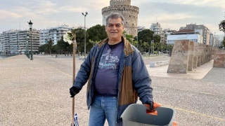 Ο εργαζόμενος στην καθαριότητα του Δήμου Θεσσαλονίκης που έχει τρομερό κέφι στη δουλειά του