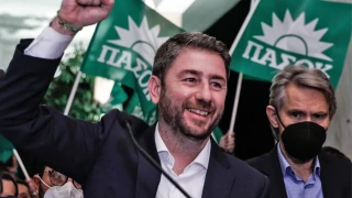 Νίκος Ανδρουλάκης: Πώς... βάπτισε το ΠΑΣΟΚ στη νοηματική (vid)