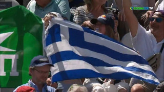 Τσιτσιπάς: Έλληνας πανηγύρισε την κατάκτηση του σετ με σημαία ΠΑΣΟΚ!