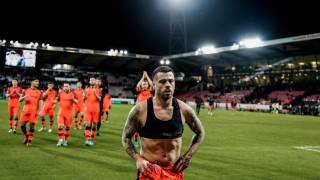 Για να ζεστάνει τον παγωμένο κόσμο του…