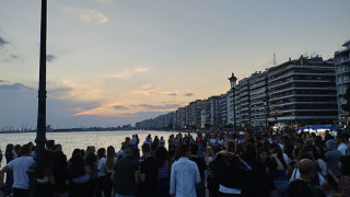 Χαμός στην παραλία για δύο τραγουδιστές!