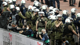 «Όχι τον μπαμπά μου»: Καταγγελία για ΜΑΤ που χτυπούσαν πατέρα και 13χρονο στο ΟΑΚΑ