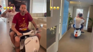 Απίστευτο: Οι παίκτες της Ρόμα έκαναν βόλτα με τη βέσπα του Μουρίνιο στο προπονητικό