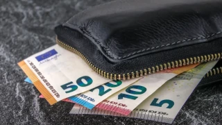 Πτολεμαϊδα: Βρήκε πορτοφόλι με 1.600 ευρώ και το παρέδωσε