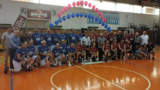 Γέμισε το κλειστό των Αμπελοκήπων για το φιλικό των βετεράνων (Pics)