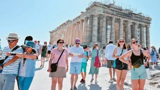 «Είναι ελιτίστικο, θα κάνουν ό,τι θέλουν»: Αντιδράσεις για τις ιδιωτικές ξεναγήσεις στην Ακρόπολη αξίας 5.000 ευρώ