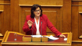 Ρεκόρ γρήγορης αποχώρησης από τη Θεανώ Φωτίου λόγω... Ραχήλ Μακρή (video)