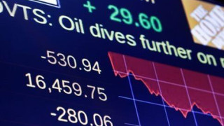 Στα χαμηλότερα επίπεδα 6,5 ετών οι τιμές του πετρελαίου