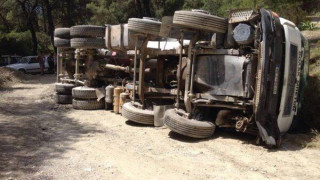 ΤΩΡΑ: Φορτηγό με μπάζα ανατράπηκε στο δρόμο Πυλαίας-Πανοράματος (pic) 