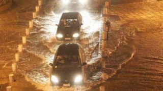 Δεκάδες κλήσεις για πλημμύρες λόγω της ισχυρής βροχόπτωσης