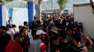 Λέσβος: Μετανάστες ποδοπάτησαν γυναίκα αστυνομικό