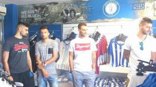 Μοίρασαν αυτόγραφα τέσσερις στη μπουτίκ (pics)