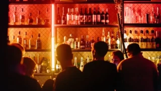 Χανιά: Ιδιοκτήτρια μπαρ καβγάδισε με 23χρονο πελάτη και τον μαχαίρωσε!