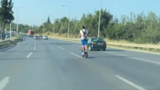 Θεσσαλονίκη: Νεαρός διασχίζει τον Περιφερειακό με πατίνι! – Εικόνες που σοκάρουν