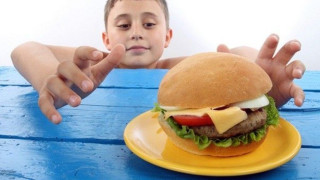 Αυτά είναι τα πιο επικίνδυνα τρόφιμα για τα παιδιά – Απειλούν καρδιά και ανάπτυξη