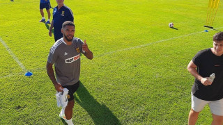 Εφτασε στην Αυστρία ο Γκρέι: Χαμόγελα, γνωριμία με τους συμπαίκτες του και τετ α τετ με τον Μπούργος