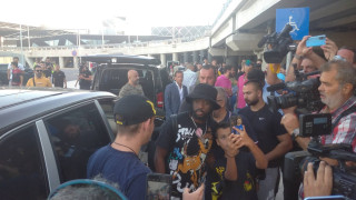 Ντελίριο στην άφιξη Ζερβίνιo στη Θεσσαλονίκη: Αποθέωση, συνθήματα και αυτόγραφα (pics+vids)