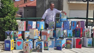 Μεταμόρφωσε το χωριό με έργα τέχνης σε τενεκέδες και φιγούρες-γλάστρες!